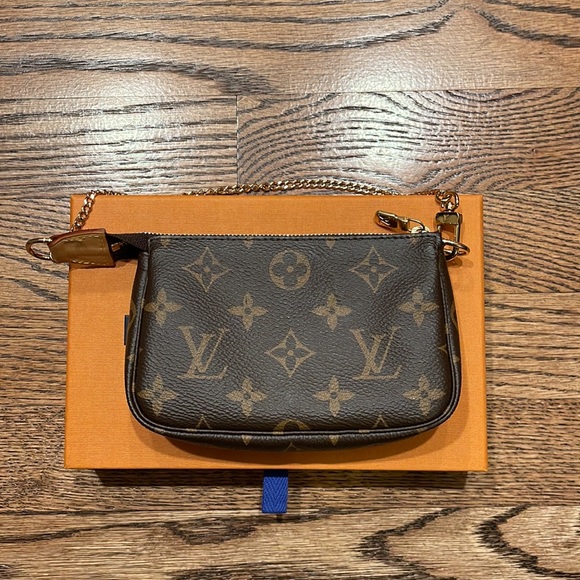 Louis Vuitton Mini Pochette in Monogram - Picture 2 of 10